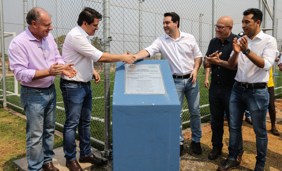 O governador Carlos Massa Ratinho Junior inaugura nesta quinta-feira (12), o Meu Campinho de Santa Cruz de Monte Castelo, no Noroeste do Paraná. Programa da Secretaria de Estado do Desenvolvimento Urbano e Obras Públicas, o Meu Campinho grama sintética, iluminação e segurança para a prática esportiva e de recreação de crianças e adolescentes, em horários em que não estão na escola. Santa Cruz do Monte Castelo, 12/09/2019 -  Foto: Geraldo Bubniak/AEN