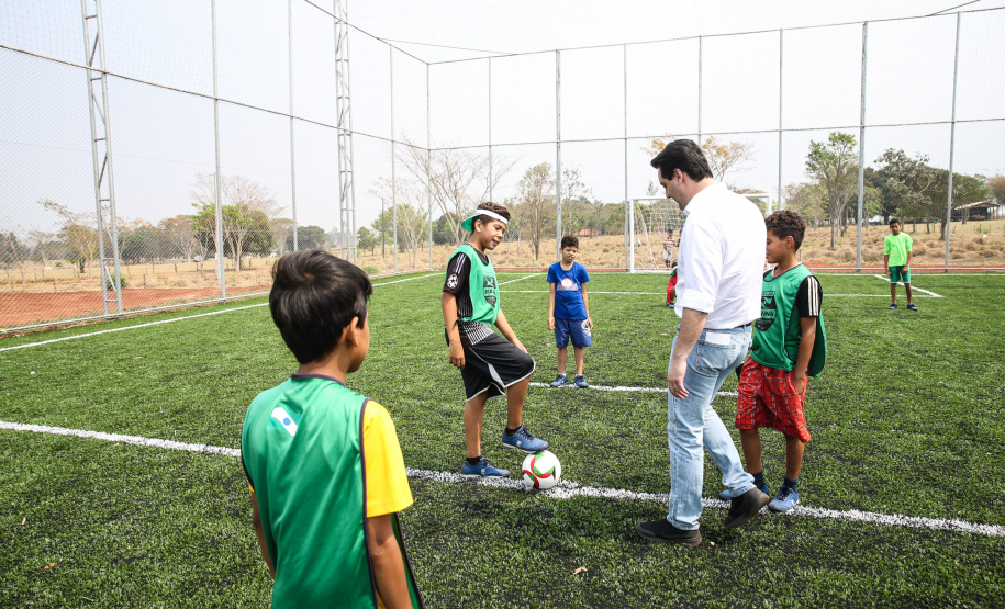 O governador Carlos Massa Ratinho Junior inaugura nesta quinta-feira (12), o Meu Campinho de Santa Cruz de Monte Castelo, no Noroeste do Paraná. Programa da Secretaria de Estado do Desenvolvimento Urbano e Obras Públicas, o Meu Campinho grama sintética, iluminação e segurança para a prática esportiva e de recreação de crianças e adolescentes, em horários em que não estão na escola. Santa Cruz do Monte Castelo, 12/09/2019 -  Foto: Geraldo Bubniak/AEN