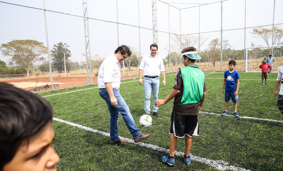 O governador Carlos Massa Ratinho Junior inaugura nesta quinta-feira (12), o Meu Campinho de Santa Cruz de Monte Castelo, no Noroeste do Paraná. Programa da Secretaria de Estado do Desenvolvimento Urbano e Obras Públicas, o Meu Campinho grama sintética, iluminação e segurança para a prática esportiva e de recreação de crianças e adolescentes, em horários em que não estão na escola. Santa Cruz do Monte Castelo, 12/09/2019 -  Foto: Geraldo Bubniak/AEN