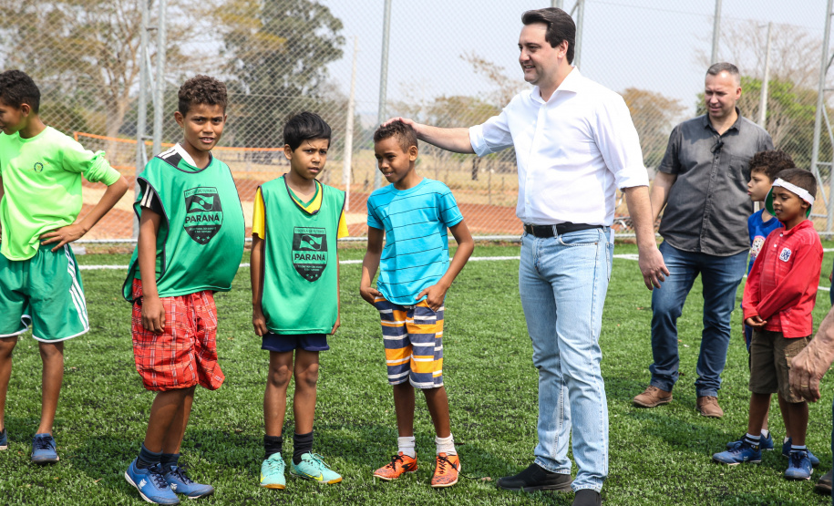 O governador Carlos Massa Ratinho Junior inaugura nesta quinta-feira (12), o Meu Campinho de Santa Cruz de Monte Castelo, no Noroeste do Paraná. Programa da Secretaria de Estado do Desenvolvimento Urbano e Obras Públicas, o Meu Campinho grama sintética, iluminação e segurança para a prática esportiva e de recreação de crianças e adolescentes, em horários em que não estão na escola. Santa Cruz do Monte Castelo, 12/09/2019 -  Foto: Geraldo Bubniak/AEN