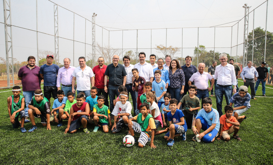 O governador Carlos Massa Ratinho Junior inaugura nesta quinta-feira (12), o Meu Campinho de Santa Cruz de Monte Castelo, no Noroeste do Paraná. Programa da Secretaria de Estado do Desenvolvimento Urbano e Obras Públicas, o Meu Campinho grama sintética, iluminação e segurança para a prática esportiva e de recreação de crianças e adolescentes, em horários em que não estão na escola. Santa Cruz do Monte Castelo, 12/09/2019 -  Foto: Geraldo Bubniak/AEN