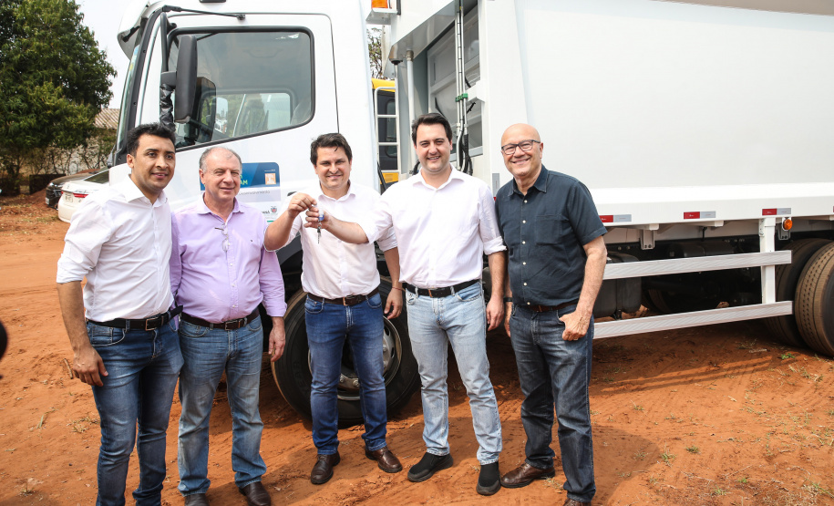 O governador Carlos Massa Ratinho Junior inaugura nesta quinta-feira (12), o Meu Campinho de Santa Cruz de Monte Castelo, no Noroeste do Paraná. Programa da Secretaria de Estado do Desenvolvimento Urbano e Obras Públicas, o Meu Campinho grama sintética, iluminação e segurança para a prática esportiva e de recreação de crianças e adolescentes, em horários em que não estão na escola. Santa Cruz do Monte Castelo, 12/09/2019 -  Foto: Geraldo Bubniak/AEN