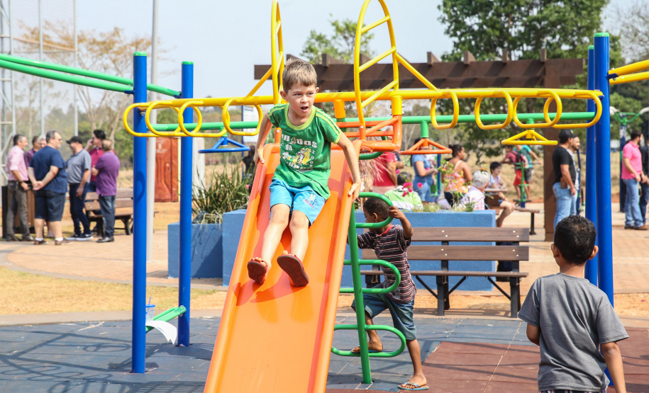 O governador Carlos Massa Ratinho Junior inaugura nesta quinta-feira (12), o Meu Campinho de Santa Cruz de Monte Castelo, no Noroeste do Paraná. Programa da Secretaria de Estado do Desenvolvimento Urbano e Obras Públicas, o Meu Campinho grama sintética, iluminação e segurança para a prática esportiva e de recreação de crianças e adolescentes, em horários em que não estão na escola. Santa Cruz do Monte Castelo, 12/09/2019 -  Foto: Geraldo Bubniak/AEN