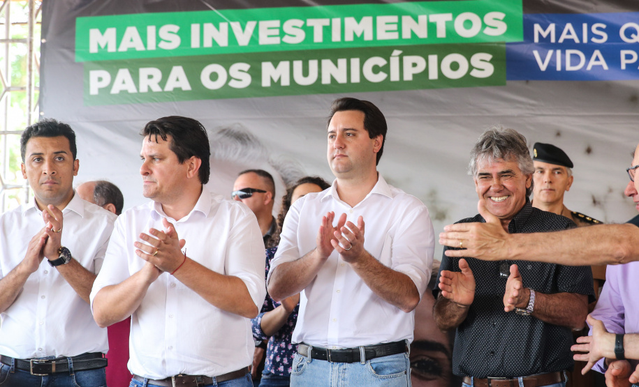 O governador Carlos Massa Ratinho Junior inaugura nesta quinta-feira (12), o Meu Campinho de Santa Cruz de Monte Castelo, no Noroeste do Paraná. Programa da Secretaria de Estado do Desenvolvimento Urbano e Obras Públicas, o Meu Campinho grama sintética, iluminação e segurança para a prática esportiva e de recreação de crianças e adolescentes, em horários em que não estão na escola. Santa Cruz do Monte Castelo, 12/09/2019 -  Foto: Geraldo Bubniak/AEN