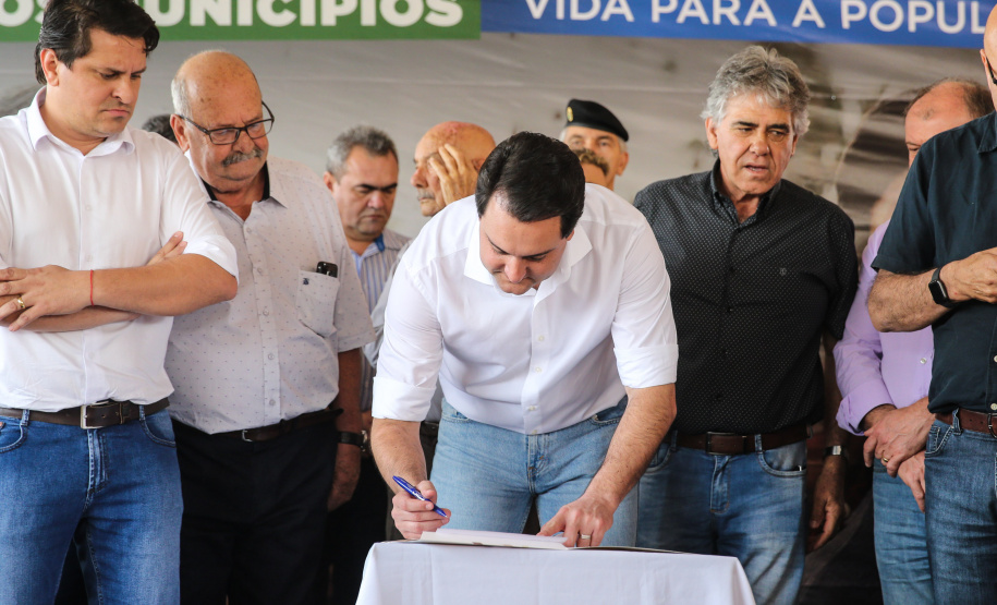 O governador Carlos Massa Ratinho Junior inaugura nesta quinta-feira (12), o Meu Campinho de Santa Cruz de Monte Castelo, no Noroeste do Paraná. Programa da Secretaria de Estado do Desenvolvimento Urbano e Obras Públicas, o Meu Campinho grama sintética, iluminação e segurança para a prática esportiva e de recreação de crianças e adolescentes, em horários em que não estão na escola. Santa Cruz do Monte Castelo, 12/09/2019 -  Foto: Geraldo Bubniak/AEN