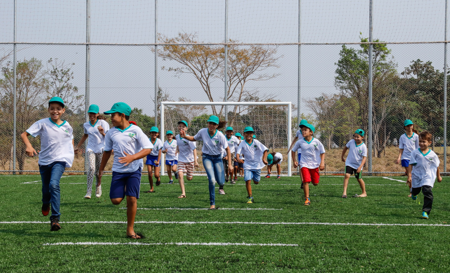 O governador Carlos Massa Ratinho Junior inaugura nesta quinta-feira (12), o Meu Campinho de Santa Cruz de Monte Castelo, no Noroeste do Paraná. Programa da Secretaria de Estado do Desenvolvimento Urbano e Obras Públicas, o Meu Campinho grama sintética, iluminação e segurança para a prática esportiva e de recreação de crianças e adolescentes, em horários em que não estão na escola.