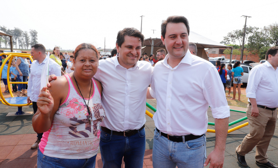 O governador Carlos Massa Ratinho Junior inaugura nesta quinta-feira (12), o Meu Campinho de Santa Cruz de Monte Castelo, no Noroeste do Paraná. Programa da Secretaria de Estado do Desenvolvimento Urbano e Obras Públicas, o Meu Campinho grama sintética, iluminação e segurança para a prática esportiva e de recreação de crianças e adolescentes, em horários em que não estão na escola. Santa Cruz do Monte Castelo, 12/09/2019 -