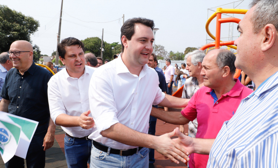 O governador Carlos Massa Ratinho Junior inaugura nesta quinta-feira (12), o Meu Campinho de Santa Cruz de Monte Castelo, no Noroeste do Paraná. Programa da Secretaria de Estado do Desenvolvimento Urbano e Obras Públicas, o Meu Campinho grama sintética, iluminação e segurança para a prática esportiva e de recreação de crianças e adolescentes, em horários em que não estão na escola. Santa Cruz do Monte Castelo, 12/09/2019 -