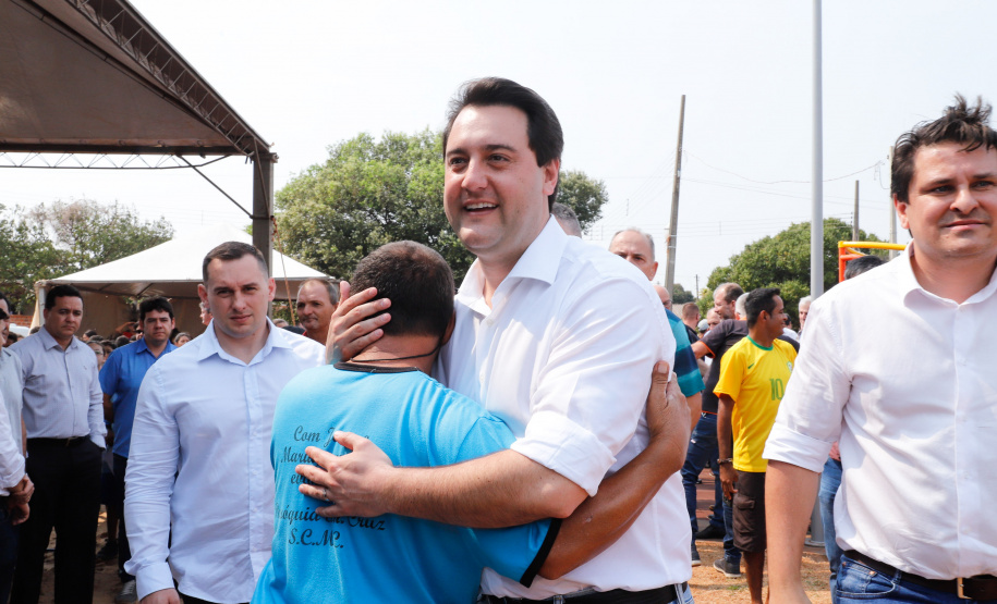 O governador Carlos Massa Ratinho Junior inaugura nesta quinta-feira (12), o Meu Campinho de Santa Cruz de Monte Castelo, no Noroeste do Paraná. Programa da Secretaria de Estado do Desenvolvimento Urbano e Obras Públicas, o Meu Campinho grama sintética, iluminação e segurança para a prática esportiva e de recreação de crianças e adolescentes, em horários em que não estão na escola.