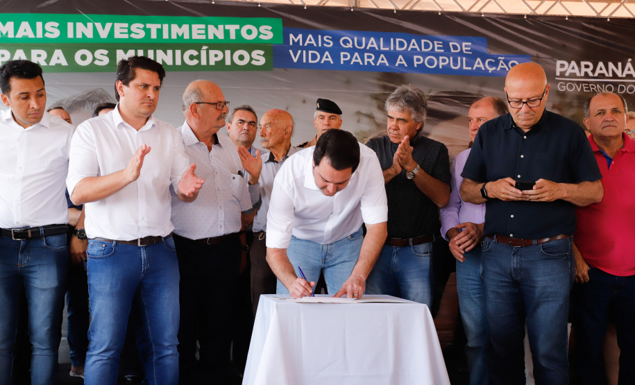 O governador Carlos Massa Ratinho Junior inaugura nesta quinta-feira (12), o Meu Campinho de Santa Cruz de Monte Castelo, no Noroeste do Paraná. Programa da Secretaria de Estado do Desenvolvimento Urbano e Obras Públicas, o Meu Campinho grama sintética, iluminação e segurança para a prática esportiva e de recreação de crianças e adolescentes, em horários em que não estão na escola.