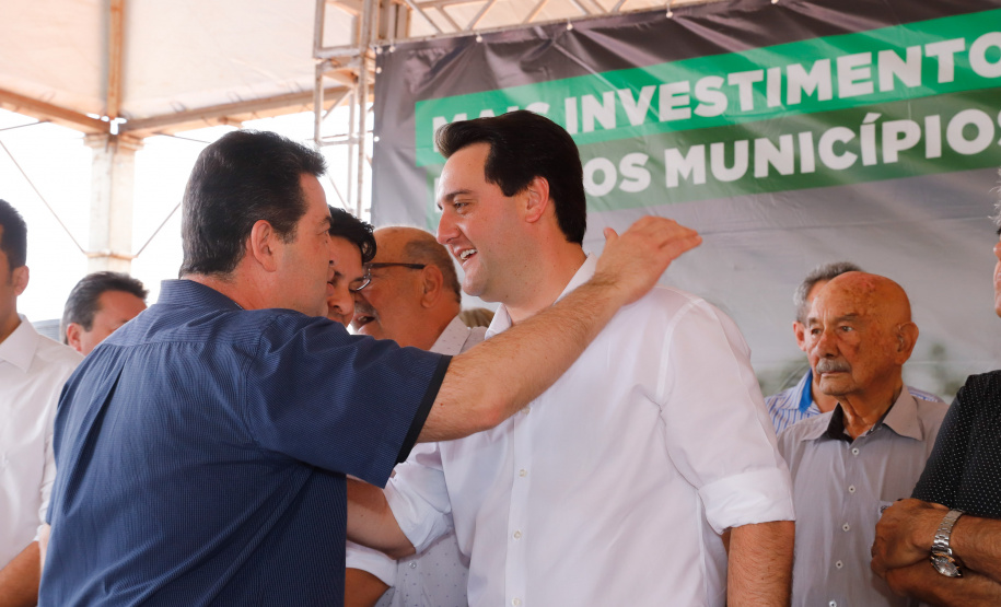 O governador Carlos Massa Ratinho Junior inaugura nesta quinta-feira (12), o Meu Campinho de Santa Cruz de Monte Castelo, no Noroeste do Paraná. Programa da Secretaria de Estado do Desenvolvimento Urbano e Obras Públicas, o Meu Campinho grama sintética, iluminação e segurança para a prática esportiva e de recreação de crianças e adolescentes, em horários em que não estão na escola.