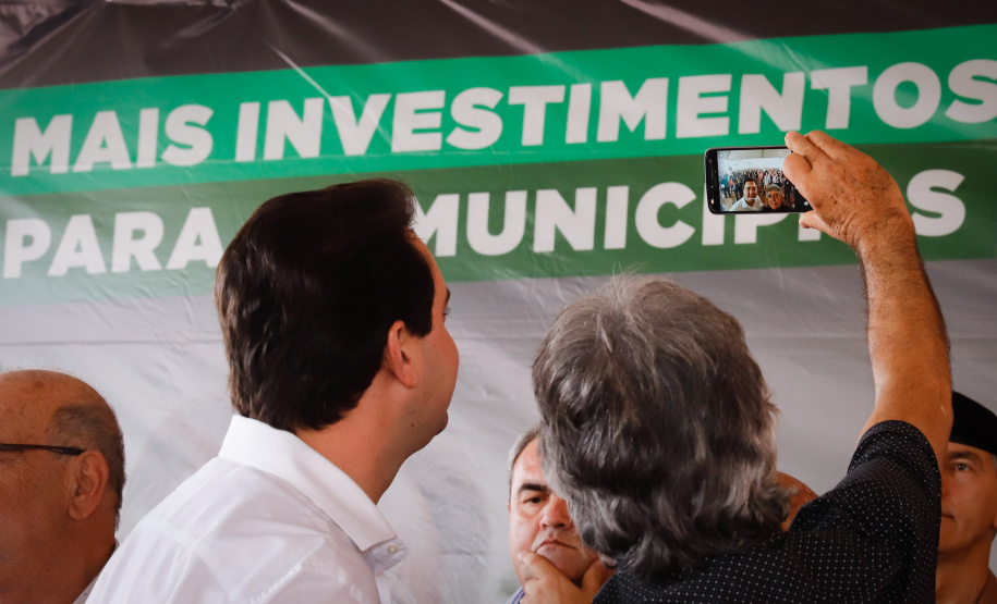 O governador Carlos Massa Ratinho Junior inaugura nesta quinta-feira (12), o Meu Campinho de Santa Cruz de Monte Castelo, no Noroeste do Paraná. Programa da Secretaria de Estado do Desenvolvimento Urbano e Obras Públicas, o Meu Campinho grama sintética, iluminação e segurança para a prática esportiva e de recreação de crianças e adolescentes, em horários em que não estão na escola.