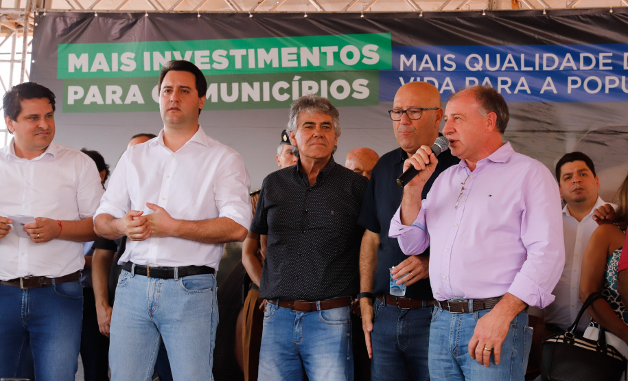 O governador Carlos Massa Ratinho Junior inaugura nesta quinta-feira (12), o Meu Campinho de Santa Cruz de Monte Castelo, no Noroeste do Paraná. Programa da Secretaria de Estado do Desenvolvimento Urbano e Obras Públicas, o Meu Campinho grama sintética, iluminação e segurança para a prática esportiva e de recreação de crianças e adolescentes, em horários em que não estão na escola.