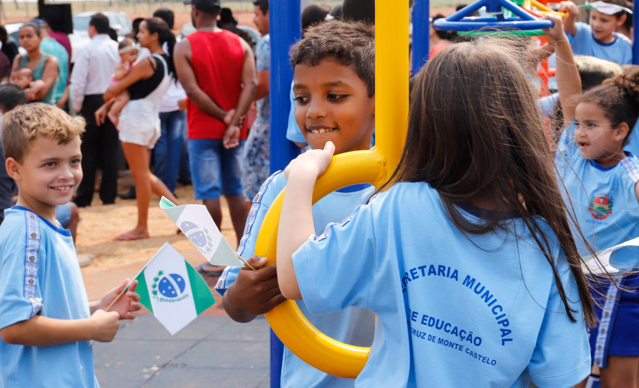 O governador Carlos Massa Ratinho Junior inaugura nesta quinta-feira (12), o Meu Campinho de Santa Cruz de Monte Castelo, no Noroeste do Paraná. Programa da Secretaria de Estado do Desenvolvimento Urbano e Obras Públicas, o Meu Campinho grama sintética, iluminação e segurança para a prática esportiva e de recreação de crianças e adolescentes, em horários em que não estão na escola.
