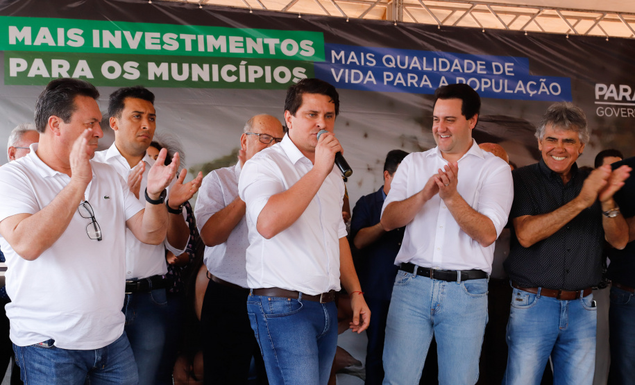 O governador Carlos Massa Ratinho Junior inaugura nesta quinta-feira (12), o Meu Campinho de Santa Cruz de Monte Castelo, no Noroeste do Paraná. Programa da Secretaria de Estado do Desenvolvimento Urbano e Obras Públicas, o Meu Campinho grama sintética, iluminação e segurança para a prática esportiva e de recreação de crianças e adolescentes, em horários em que não estão na escola.