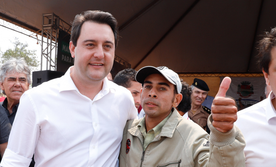 O governador Carlos Massa Ratinho Junior inaugura nesta quinta-feira (12), o Meu Campinho de Santa Cruz de Monte Castelo, no Noroeste do Paraná. Programa da Secretaria de Estado do Desenvolvimento Urbano e Obras Públicas, o Meu Campinho grama sintética, iluminação e segurança para a prática esportiva e de recreação de crianças e adolescentes, em horários em que não estão na escola.