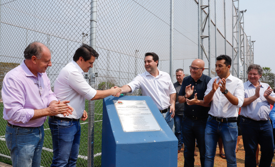 O governador Carlos Massa Ratinho Junior inaugura nesta quinta-feira (12), o Meu Campinho de Santa Cruz de Monte Castelo, no Noroeste do Paraná. Programa da Secretaria de Estado do Desenvolvimento Urbano e Obras Públicas, o Meu Campinho grama sintética, iluminação e segurança para a prática esportiva e de recreação de crianças e adolescentes, em horários em que não estão na escola.