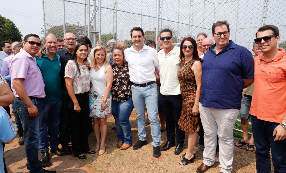 O governador Carlos Massa Ratinho Junior inaugura nesta quinta-feira (12), o Meu Campinho de Santa Cruz de Monte Castelo, no Noroeste do Paraná. Programa da Secretaria de Estado do Desenvolvimento Urbano e Obras Públicas, o Meu Campinho grama sintética, iluminação e segurança para a prática esportiva e de recreação de crianças e adolescentes, em horários em que não estão na escola.