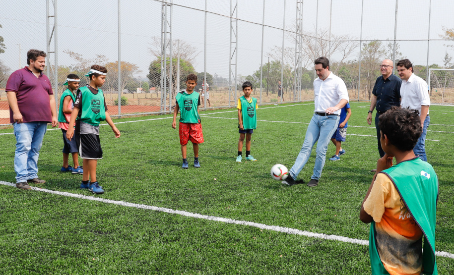 O governador Carlos Massa Ratinho Junior inaugura nesta quinta-feira (12), o Meu Campinho de Santa Cruz de Monte Castelo, no Noroeste do Paraná. Programa da Secretaria de Estado do Desenvolvimento Urbano e Obras Públicas, o Meu Campinho grama sintética, iluminação e segurança para a prática esportiva e de recreação de crianças e adolescentes, em horários em que não estão na escola.