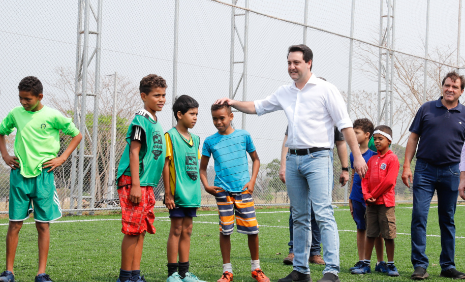 O governador Carlos Massa Ratinho Junior inaugura nesta quinta-feira (12), o Meu Campinho de Santa Cruz de Monte Castelo, no Noroeste do Paraná. Programa da Secretaria de Estado do Desenvolvimento Urbano e Obras Públicas, o Meu Campinho grama sintética, iluminação e segurança para a prática esportiva e de recreação de crianças e adolescentes, em horários em que não estão na escola. Santa Cruz do Monte Castelo, 12/09/2019 -