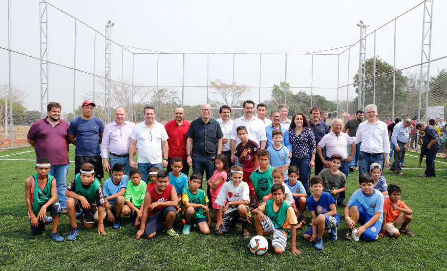 O governador Carlos Massa Ratinho Junior inaugura nesta quinta-feira (12), o Meu Campinho de Santa Cruz de Monte Castelo, no Noroeste do Paraná. Programa da Secretaria de Estado do Desenvolvimento Urbano e Obras Públicas, o Meu Campinho grama sintética, iluminação e segurança para a prática esportiva e de recreação de crianças e adolescentes, em horários em que não estão na escola.