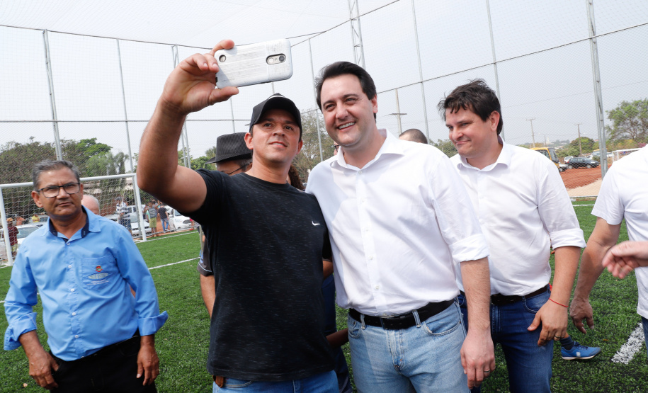 O governador Carlos Massa Ratinho Junior inaugura nesta quinta-feira (12), o Meu Campinho de Santa Cruz de Monte Castelo, no Noroeste do Paraná. Programa da Secretaria de Estado do Desenvolvimento Urbano e Obras Públicas, o Meu Campinho grama sintética, iluminação e segurança para a prática esportiva e de recreação de crianças e adolescentes, em horários em que não estão na escola.