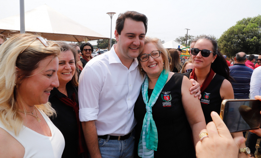O governador Carlos Massa Ratinho Junior inaugura nesta quinta-feira (12), o Meu Campinho de Santa Cruz de Monte Castelo, no Noroeste do Paraná. Programa da Secretaria de Estado do Desenvolvimento Urbano e Obras Públicas, o Meu Campinho grama sintética, iluminação e segurança para a prática esportiva e de recreação de crianças e adolescentes, em horários em que não estão na escola.
