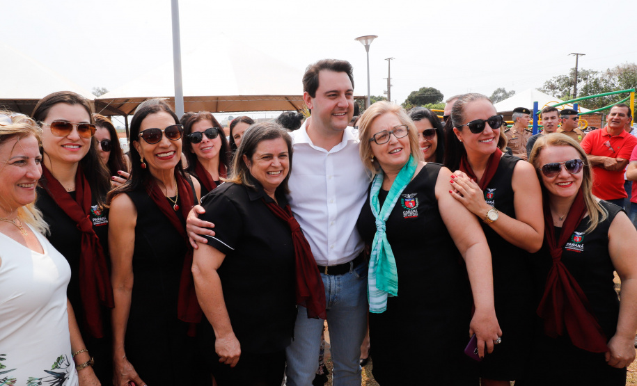 O governador Carlos Massa Ratinho Junior inaugura nesta quinta-feira (12), o Meu Campinho de Santa Cruz de Monte Castelo, no Noroeste do Paraná. Programa da Secretaria de Estado do Desenvolvimento Urbano e Obras Públicas, o Meu Campinho grama sintética, iluminação e segurança para a prática esportiva e de recreação de crianças e adolescentes, em horários em que não estão na escola.
