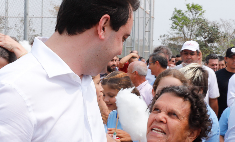 O governador Carlos Massa Ratinho Junior inaugura nesta quinta-feira (12), o Meu Campinho de Santa Cruz de Monte Castelo, no Noroeste do Paraná. Programa da Secretaria de Estado do Desenvolvimento Urbano e Obras Públicas, o Meu Campinho grama sintética, iluminação e segurança para a prática esportiva e de recreação de crianças e adolescentes, em horários em que não estão na escola.