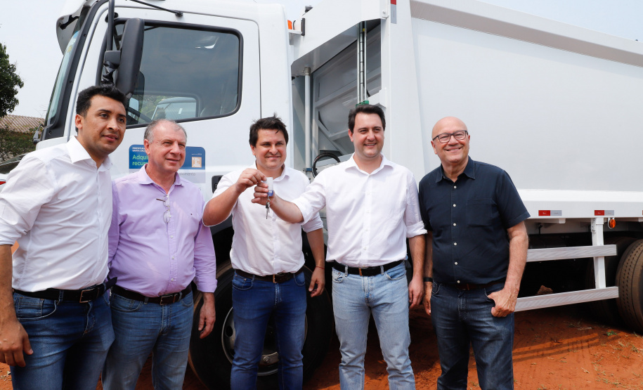 O governador Carlos Massa Ratinho Junior inaugura nesta quinta-feira (12), o Meu Campinho de Santa Cruz de Monte Castelo, no Noroeste do Paraná. Programa da Secretaria de Estado do Desenvolvimento Urbano e Obras Públicas, o Meu Campinho grama sintética, iluminação e segurança para a prática esportiva e de recreação de crianças e adolescentes, em horários em que não estão na escola.