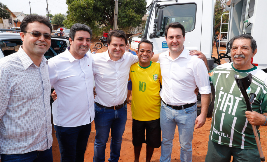 O governador Carlos Massa Ratinho Junior inaugura nesta quinta-feira (12), o Meu Campinho de Santa Cruz de Monte Castelo, no Noroeste do Paraná. Programa da Secretaria de Estado do Desenvolvimento Urbano e Obras Públicas, o Meu Campinho grama sintética, iluminação e segurança para a prática esportiva e de recreação de crianças e adolescentes, em horários em que não estão na escola.