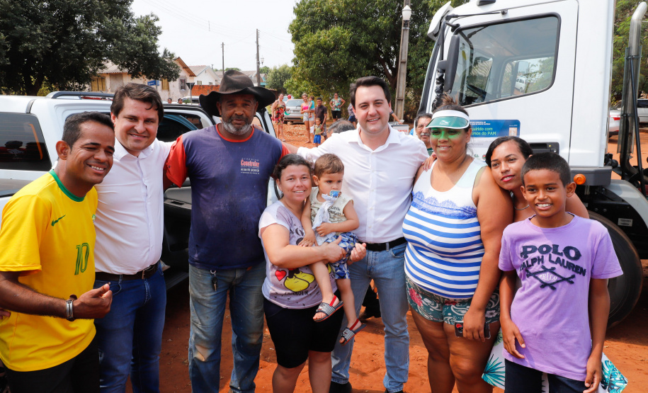 O governador Carlos Massa Ratinho Junior inaugura nesta quinta-feira (12), o Meu Campinho de Santa Cruz de Monte Castelo, no Noroeste do Paraná. Programa da Secretaria de Estado do Desenvolvimento Urbano e Obras Públicas, o Meu Campinho grama sintética, iluminação e segurança para a prática esportiva e de recreação de crianças e adolescentes, em horários em que não estão na escola.