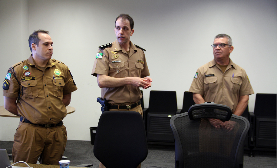 Um termo de cooperação entre a Secretaria da Segurança Pública do Paraná e a Copel permitirá um avanço no rastreamento de ocorrências criminais no Estado. O documento foi assinado pelo secretário da pasta, Romulo Marinho Soares, e pelo diretor-presidente da empresa de energia paranaense, Maximiliano Orfali, após uma demonstração do sistema de georreferenciamento, em Curitiba. Foto: Divulgação/SESP