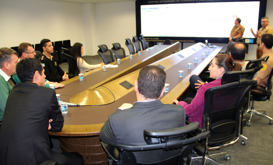 Um termo de cooperação entre a Secretaria da Segurança Pública do Paraná e a Copel permitirá um avanço no rastreamento de ocorrências criminais no Estado. O documento foi assinado pelo secretário da pasta, Romulo Marinho Soares, e pelo diretor-presidente da empresa de energia paranaense, Maximiliano Orfali, após uma demonstração do sistema de georreferenciamento, em Curitiba. Foto: Divulgação/SESP