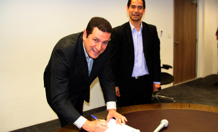 Um termo de cooperação entre a Secretaria da Segurança Pública do Paraná e a Copel permitirá um avanço no rastreamento de ocorrências criminais no Estado. O documento foi assinado pelo secretário da pasta, Romulo Marinho Soares, e pelo diretor-presidente da empresa de energia paranaense, Maximiliano Orfali, após uma demonstração do sistema de georreferenciamento, em Curitiba. Foto: Divulgação/SESP