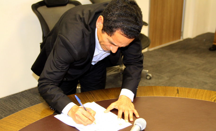 Um termo de cooperação entre a Secretaria da Segurança Pública do Paraná e a Copel permitirá um avanço no rastreamento de ocorrências criminais no Estado. O documento foi assinado pelo secretário da pasta, Romulo Marinho Soares, e pelo diretor-presidente da empresa de energia paranaense, Maximiliano Orfali, após uma demonstração do sistema de georreferenciamento, em Curitiba. Foto: Divulgação/SESP