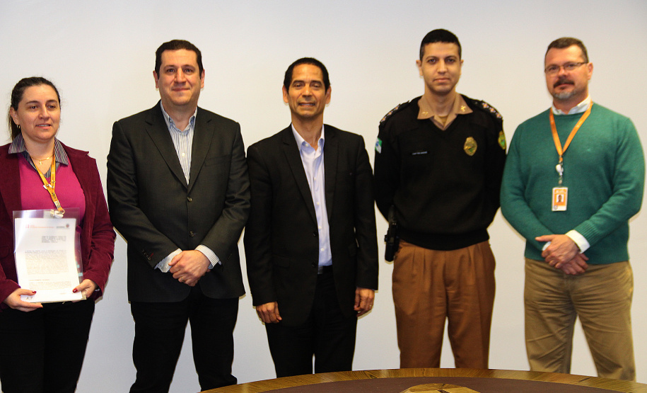 Um termo de cooperação entre a Secretaria da Segurança Pública do Paraná e a Copel permitirá um avanço no rastreamento de ocorrências criminais no Estado. O documento foi assinado pelo secretário da pasta, Romulo Marinho Soares, e pelo diretor-presidente da empresa de energia paranaense, Maximiliano Orfali, após uma demonstração do sistema de georreferenciamento, em Curitiba. Foto: Divulgação/SESP