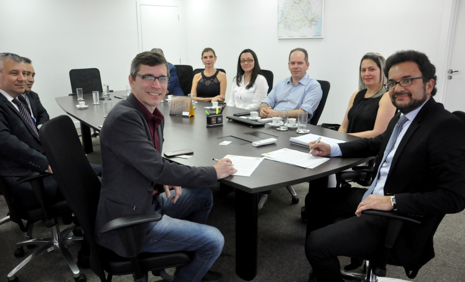 O diretor-presidente da Fomento Paraná, Heraldo Neves, e o presidente da Assespro-Paraná (Associação das Empresas Brasileiras de Tecnologia da Informação), Adriano Krzyuy, assinaram nesta quinta (12) um contrato de prestação de serviços pelo qual a entidade se credenciou para atuar como correspondente da Fomento para viabilizar operações de financiamento para as empresas associadas à entidade em todo o Estado. Foto:Luciano Patzsch / Fomento Paraná