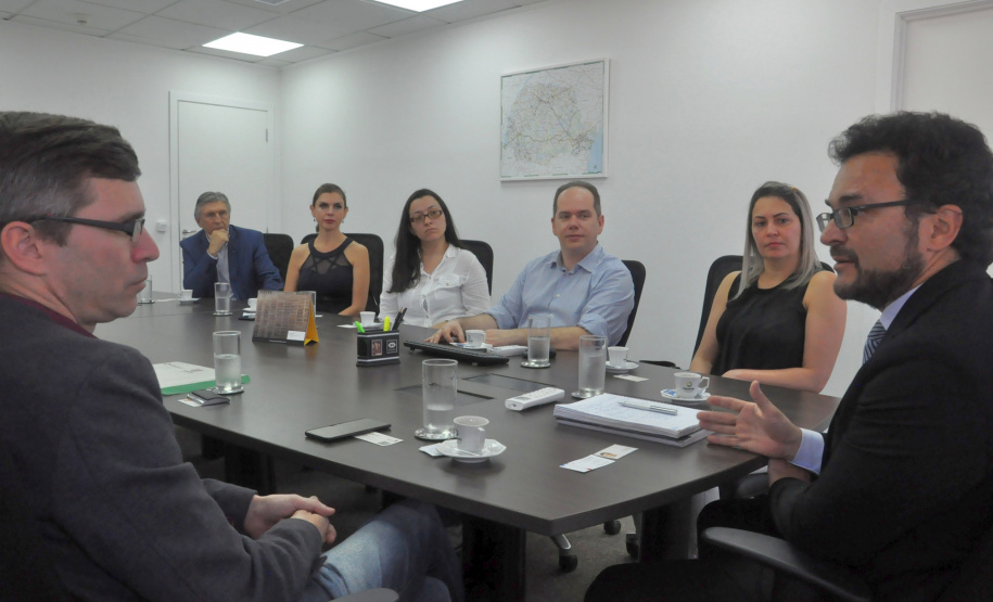 O diretor-presidente da Fomento Paraná, Heraldo Neves, e o presidente da Assespro-Paraná (Associação das Empresas Brasileiras de Tecnologia da Informação), Adriano Krzyuy, assinaram nesta quinta (12) um contrato de prestação de serviços pelo qual a entidade se credenciou para atuar como correspondente da Fomento para viabilizar operações de financiamento para as empresas associadas à entidade em todo o Estado. Foto:Luciano Patzsch / Fomento Paraná