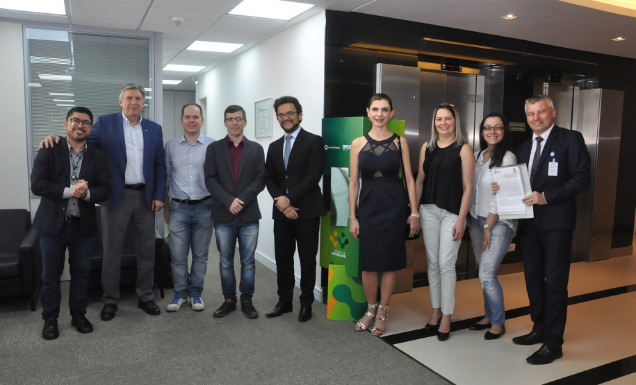 O diretor-presidente da Fomento Paraná, Heraldo Neves, e o presidente da Assespro-Paraná (Associação das Empresas Brasileiras de Tecnologia da Informação), Adriano Krzyuy, assinaram nesta quinta (12) um contrato de prestação de serviços pelo qual a entidade se credenciou para atuar como correspondente da Fomento para viabilizar operações de financiamento para as empresas associadas à entidade em todo o Estado. Foto:Luciano Patzsch / Fomento Paraná