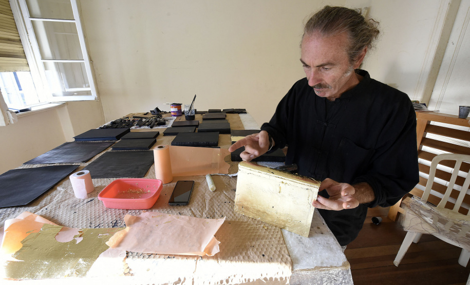 Christian Balzano é conhecido por suas obras em papel ouro. Foto: Kraw Penas/SECC