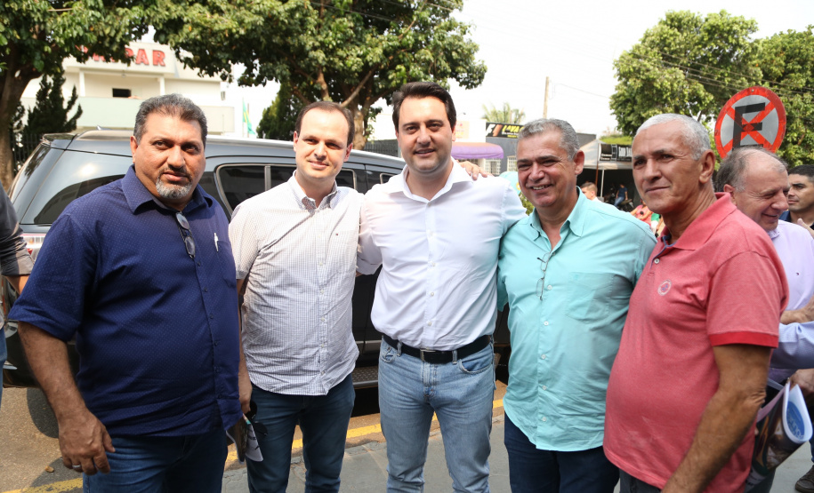 Obras de pavimentação de ruas, construção de praças e de barracão industrial estão entre os projetos que 26 municípios do Noroeste do Paraná farão com apoio do Estado. Os recursos somam R$ 44 milhões e foram confirmados pelo governador Carlos Massa Ratinho Junior nesta quinta-feira (12) durante encontro com os prefeitos, em Paranavaí. No mesmo evento, o governador autorizou recursos para equipamentos e obras na nova unidade da Santa Casa de Paranavaí. Foto: José Fernando Ogura/AEN