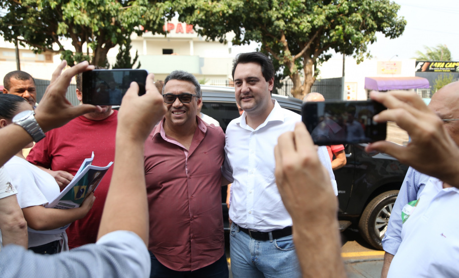 Obras de pavimentação de ruas, construção de praças e de barracão industrial estão entre os projetos que 26 municípios do Noroeste do Paraná farão com apoio do Estado. Os recursos somam R$ 44 milhões e foram confirmados pelo governador Carlos Massa Ratinho Junior nesta quinta-feira (12) durante encontro com os prefeitos, em Paranavaí. No mesmo evento, o governador autorizou recursos para equipamentos e obras na nova unidade da Santa Casa de Paranavaí. Foto: José Fernando Ogura/AEN