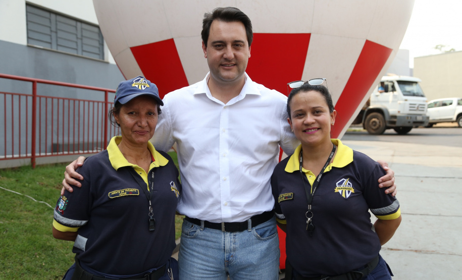 Obras de pavimentação de ruas, construção de praças e de barracão industrial estão entre os projetos que 26 municípios do Noroeste do Paraná farão com apoio do Estado. Os recursos somam R$ 44 milhões e foram confirmados pelo governador Carlos Massa Ratinho Junior nesta quinta-feira (12) durante encontro com os prefeitos, em Paranavaí. No mesmo evento, o governador autorizou recursos para equipamentos e obras na nova unidade da Santa Casa de Paranavaí. Foto: José Fernando Ogura/AEN