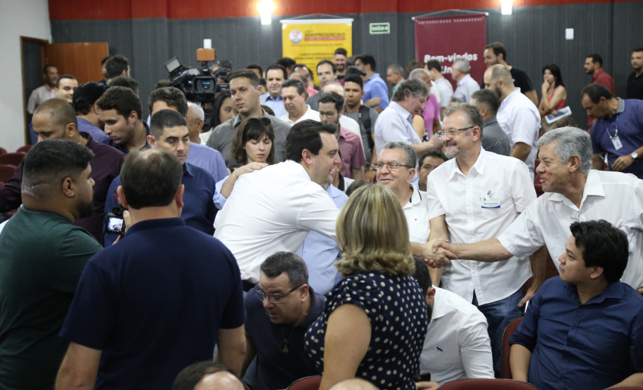 Obras de pavimentação de ruas, construção de praças e de barracão industrial estão entre os projetos que 26 municípios do Noroeste do Paraná farão com apoio do Estado. Os recursos somam R$ 44 milhões e foram confirmados pelo governador Carlos Massa Ratinho Junior nesta quinta-feira (12) durante encontro com os prefeitos, em Paranavaí. No mesmo evento, o governador autorizou recursos para equipamentos e obras na nova unidade da Santa Casa de Paranavaí. Foto: José Fernando Ogura/AEN