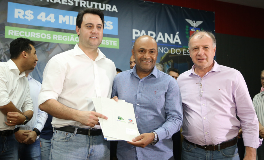 Obras de pavimentação de ruas, construção de praças e de barracão industrial estão entre os projetos que 26 municípios do Noroeste do Paraná farão com apoio do Estado. Os recursos somam R$ 44 milhões e foram confirmados pelo governador Carlos Massa Ratinho Junior nesta quinta-feira (12) durante encontro com os prefeitos, em Paranavaí. No mesmo evento, o governador autorizou recursos para equipamentos e obras na nova unidade da Santa Casa de Paranavaí. Foto: José Fernando Ogura/AEN