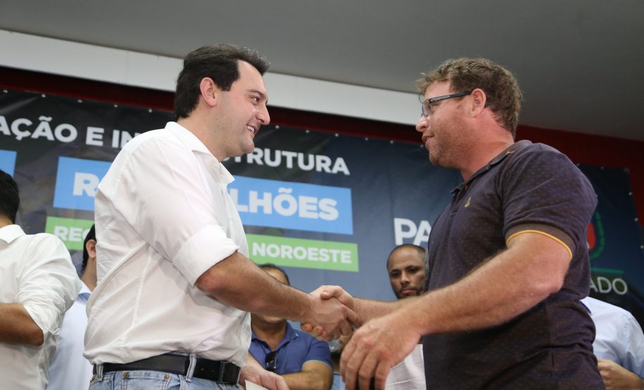 Obras de pavimentação de ruas, construção de praças e de barracão industrial estão entre os projetos que 26 municípios do Noroeste do Paraná farão com apoio do Estado. Os recursos somam R$ 44 milhões e foram confirmados pelo governador Carlos Massa Ratinho Junior nesta quinta-feira (12) durante encontro com os prefeitos, em Paranavaí. No mesmo evento, o governador autorizou recursos para equipamentos e obras na nova unidade da Santa Casa de Paranavaí. Foto: José Fernando Ogura/AEN