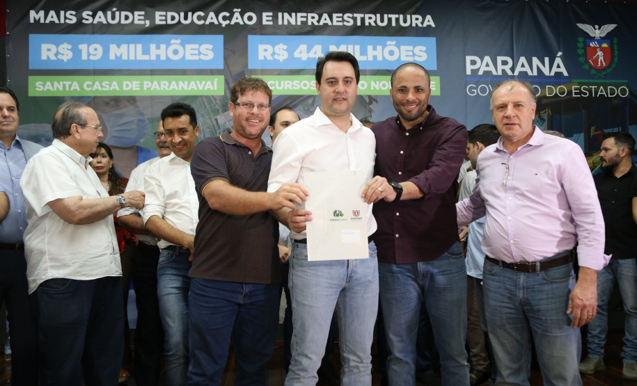 Obras de pavimentação de ruas, construção de praças e de barracão industrial estão entre os projetos que 26 municípios do Noroeste do Paraná farão com apoio do Estado. Os recursos somam R$ 44 milhões e foram confirmados pelo governador Carlos Massa Ratinho Junior nesta quinta-feira (12) durante encontro com os prefeitos, em Paranavaí. No mesmo evento, o governador autorizou recursos para equipamentos e obras na nova unidade da Santa Casa de Paranavaí. Foto: José Fernando Ogura/AEN