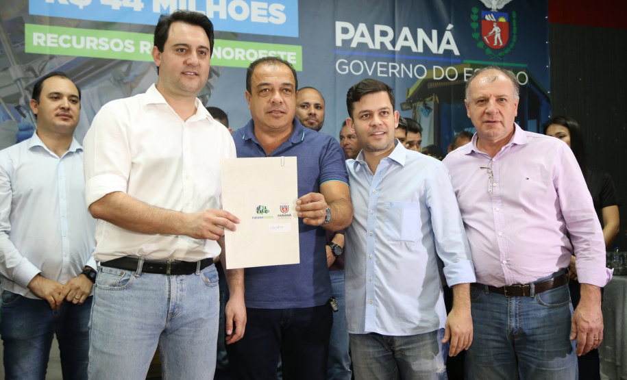 Obras de pavimentação de ruas, construção de praças e de barracão industrial estão entre os projetos que 26 municípios do Noroeste do Paraná farão com apoio do Estado. Os recursos somam R$ 44 milhões e foram confirmados pelo governador Carlos Massa Ratinho Junior nesta quinta-feira (12) durante encontro com os prefeitos, em Paranavaí. No mesmo evento, o governador autorizou recursos para equipamentos e obras na nova unidade da Santa Casa de Paranavaí. Foto: José Fernando Ogura/AEN
