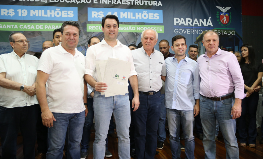 Obras de pavimentação de ruas, construção de praças e de barracão industrial estão entre os projetos que 26 municípios do Noroeste do Paraná farão com apoio do Estado. Os recursos somam R$ 44 milhões e foram confirmados pelo governador Carlos Massa Ratinho Junior nesta quinta-feira (12) durante encontro com os prefeitos, em Paranavaí. No mesmo evento, o governador autorizou recursos para equipamentos e obras na nova unidade da Santa Casa de Paranavaí. Foto: José Fernando Ogura/AEN